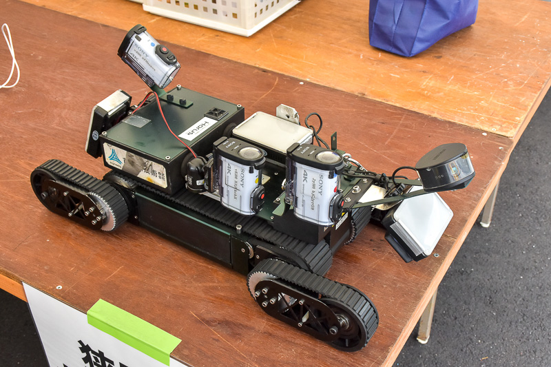 鋼製の伸縮装置の裏側などに遠隔操作で走行させて点検するロボット