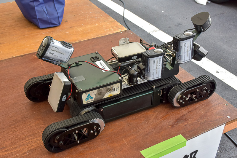 鋼製の伸縮装置の裏側などに遠隔操作で走行させて点検するロボット