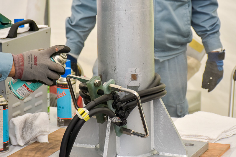 開発した磁粉探傷装置は、1度に4カ所の試験が可能