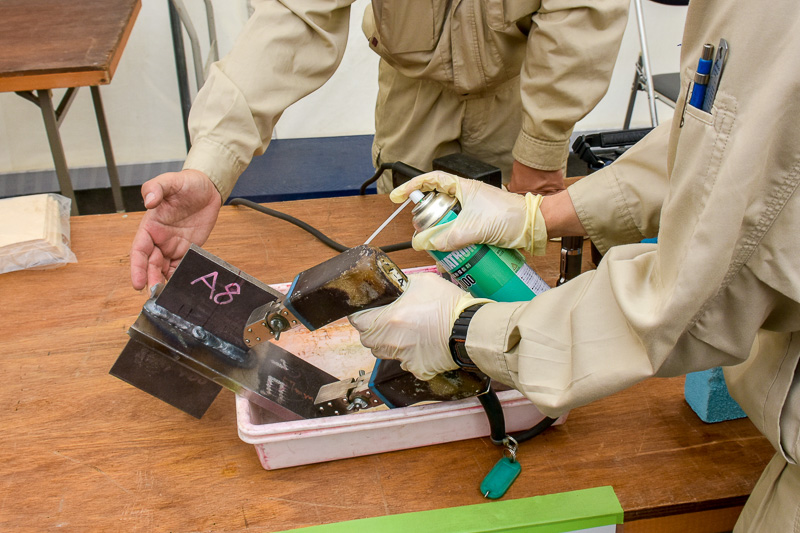 鋼材の表面欠陥を検出する磁粉探傷試験