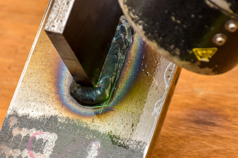 蛍光磁粉を吸着させブラックライトを当てると亀裂が目視できる