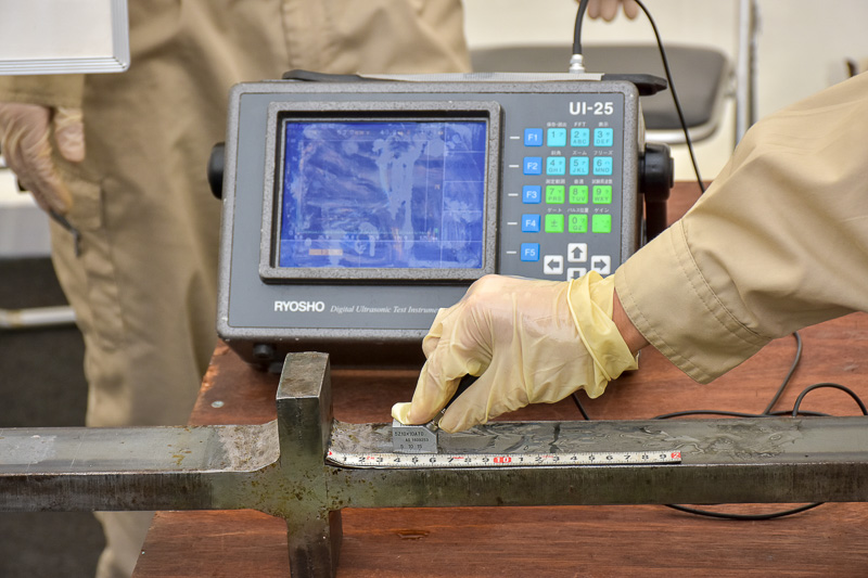溶接部の内部欠陥を検出する超音波探傷試験