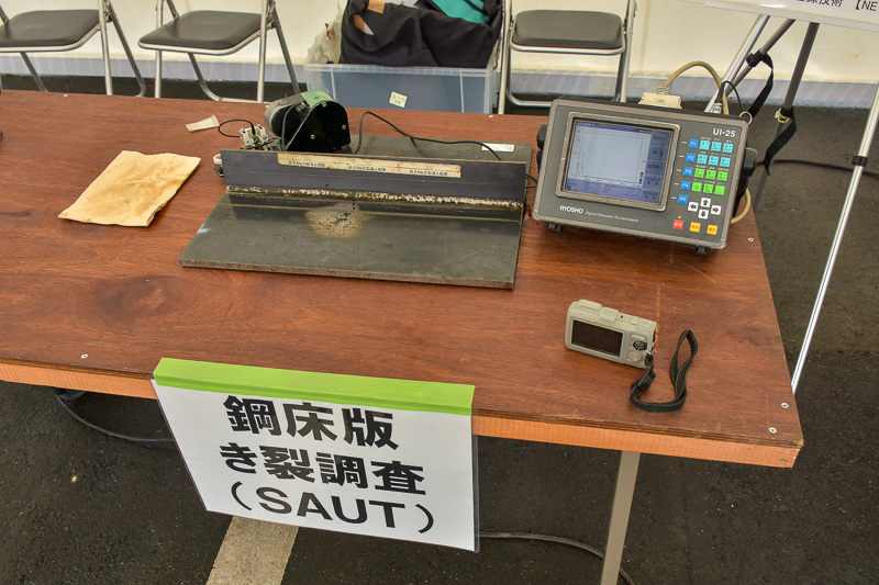 スライド操作で対象亀裂を検出する半自動探傷装置鋼床版SAUT