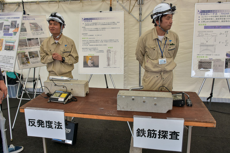 反発度法や鉄筋探査などのコンクリート非破壊検査技術のデモンストレーション