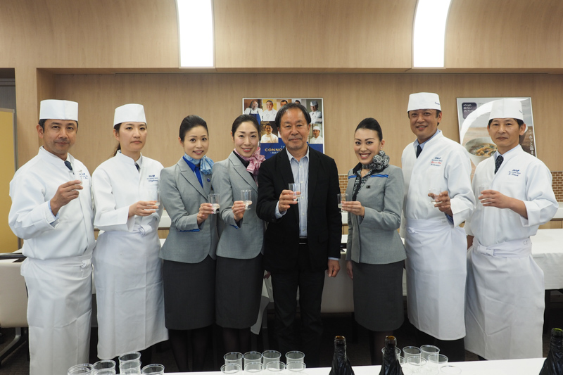 日本酒選定会に参加したANAの日本酒アドバイザーである太田和彦氏（中央）とCA（客室乗務員）、ラウンジのコンシュルジュ、ANAケータリングのシェフなどのスタッフ