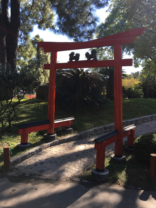 入ってすぐの鳥居。一気に日本にいる錯覚に