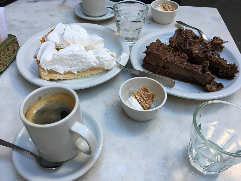 アルゼンチンではお馴染み？レモンパイとチョコレートタルト！でかい！