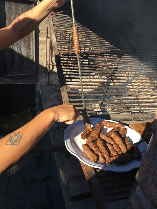 焼き上がったばかりのシシケバブ