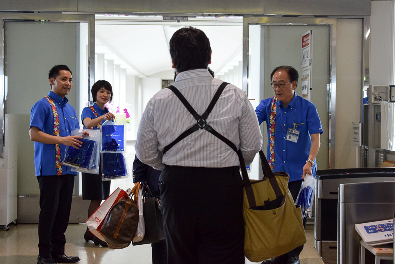 10時20分に搭乗開始。搭乗客には記念品が手渡された