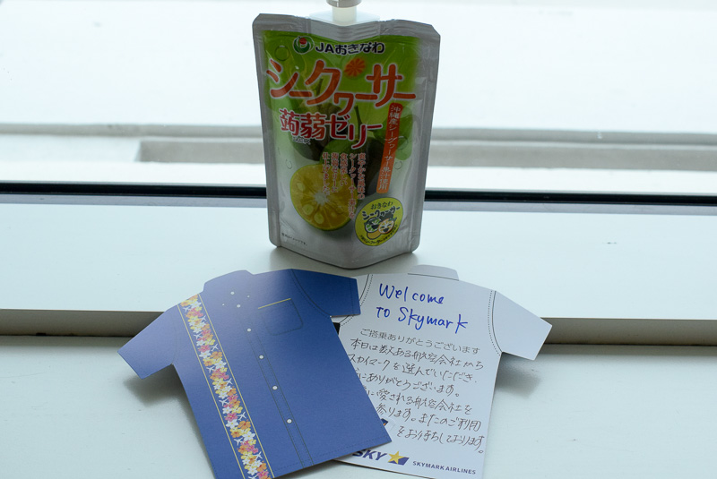 搭乗客に贈られた記念品。新制服と同じデザインのカードには1枚1枚手書きのメッセージが