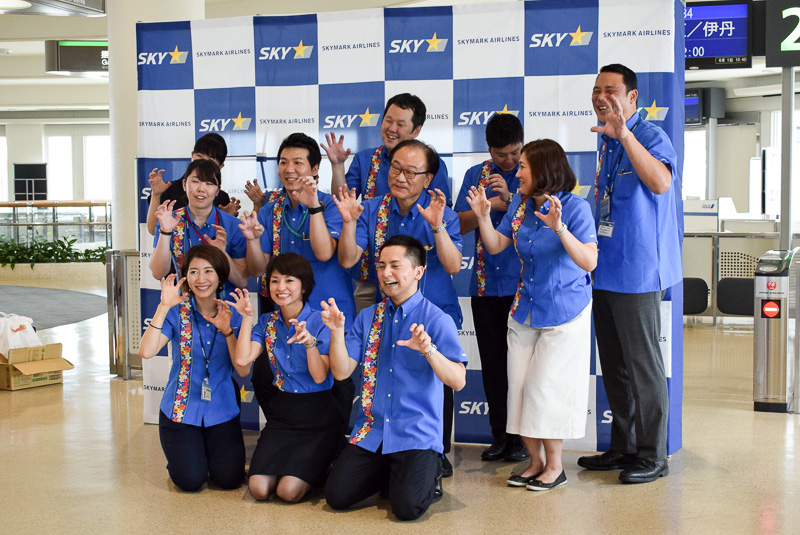 「はい、シーサー」の掛け声で記念撮影