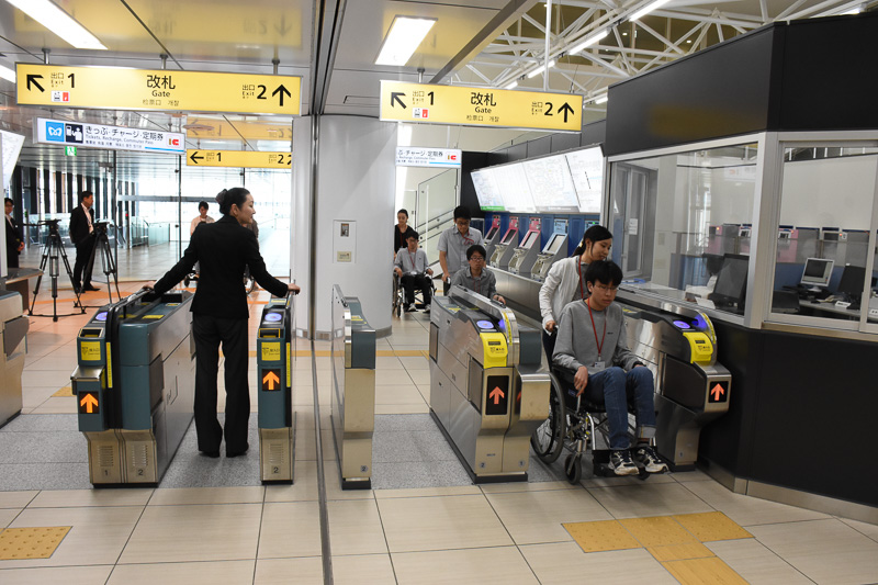 幅の広い改札機を実際に通過してみる