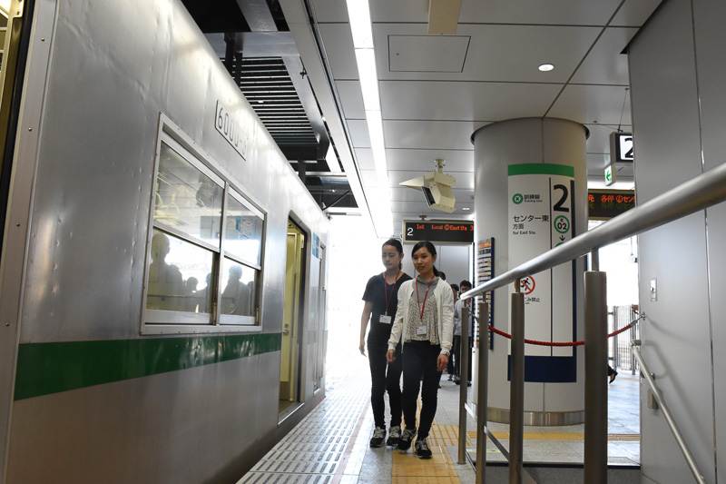 模擬駅ホームでは訓練車両が停車中。その横をすり抜けるように案内する