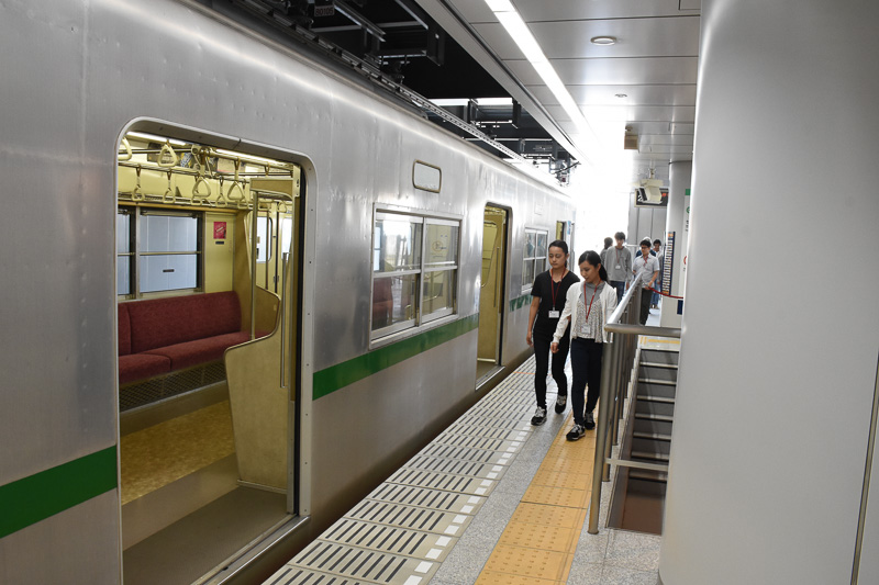 模擬駅ホームでは訓練車両が停車中。その横をすり抜けるように案内する