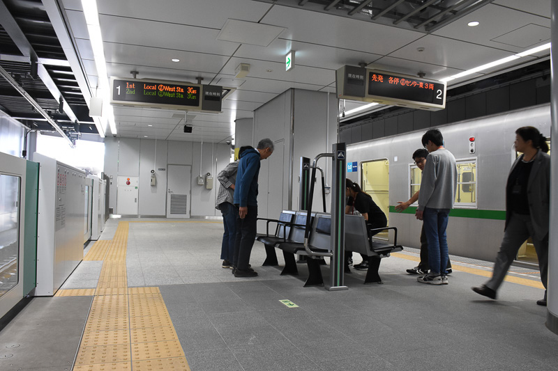 ベンチに腰掛ける手順も学んでいた。なお、東京メトロは2016年6月までにすべての駅でベンチをリニューアルしている