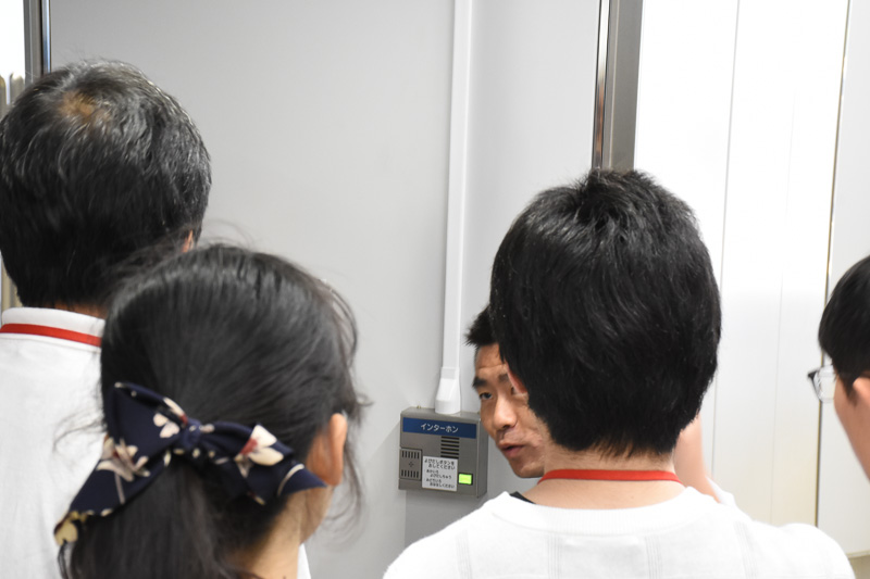 最後に、ホーム上に設置されているインターホンと非常停止ボタンの操作を説明。実際に駅事務所の職員と話したり、発報したりと一通りを体験