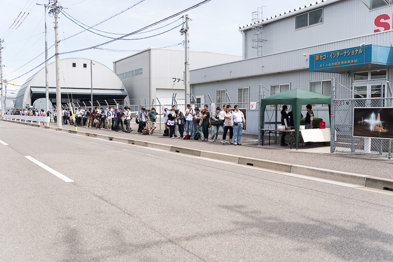 セコ・インターナショナル通用口前で開場を待つファンの皆さん