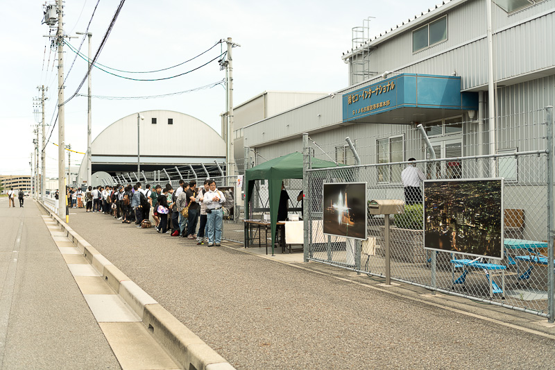 セコ・インターナショナル通用口前で開場を待つファンの皆さん