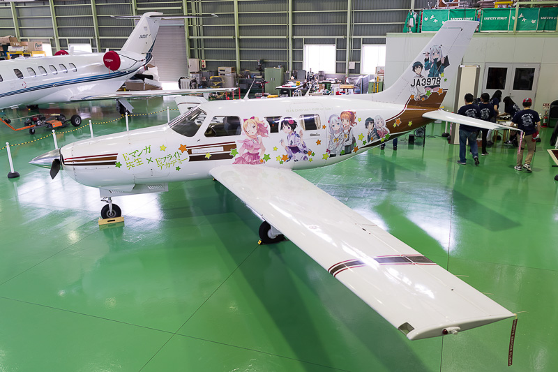 開場前のセコ・インターナショナル格納庫内の様子。セキュリティ面から、公開は格納庫内で行なわれた