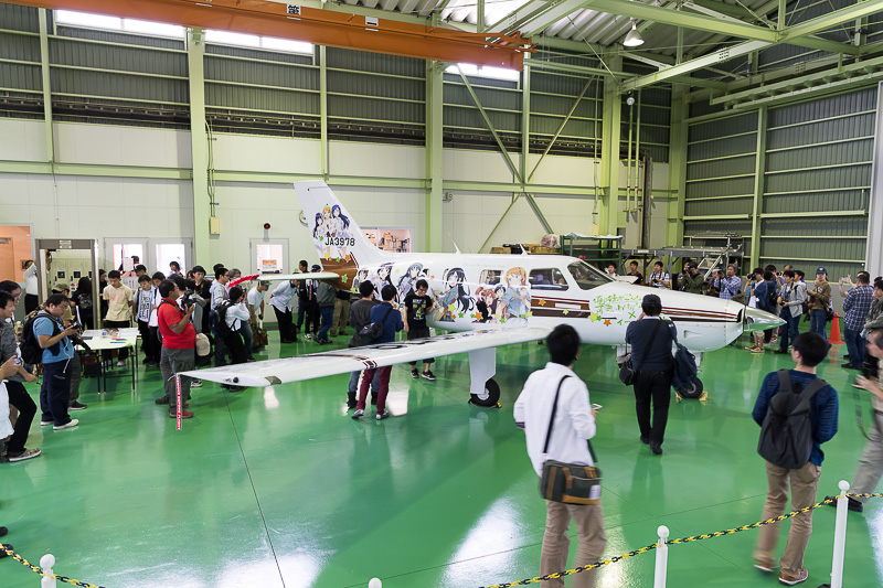 “痛車”はあれども“痛飛行機”は前代未聞。ファンらは珍しいラッピングを次々にカメラに収めていた