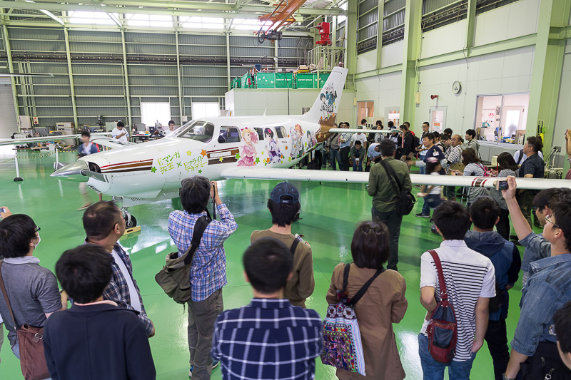 航空ファン、原作ファン、アニメファンらがコラボ飛行機の見学を楽しんだ