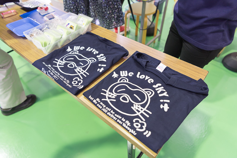 Tシャツやトートバッグ、ステッカーなどのオリジナルグッズ