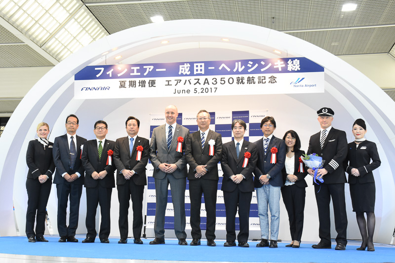 機長への花束贈呈も行なわれた