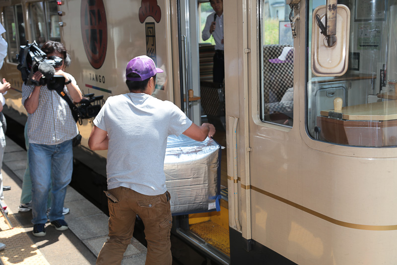 貨客混載スペースは車両最後尾のため、後部のドアから積み込まれてゆく