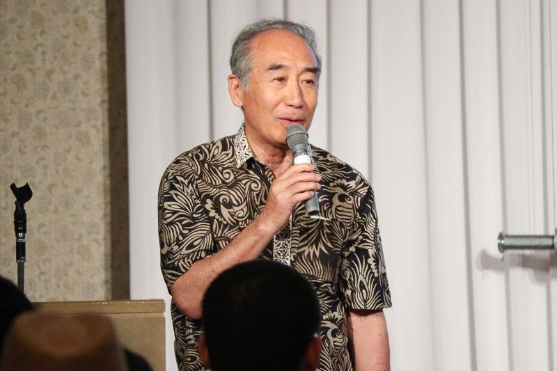 神戸インドネシア友の会 KISアンクルン代表の森井國興氏が、セミナー参加者にアンクルンの演奏を説明