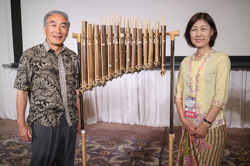 神戸インドネシア友の会 KISアンクルン代表の森井國興氏（左）と、インドネシア共和国観光省 ビジットインドネシアツーリズムオフィス 高橋直美氏（右）