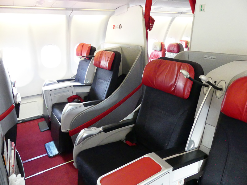 前方にあるプレミアムフラットベッド。ライフラットになる座席です