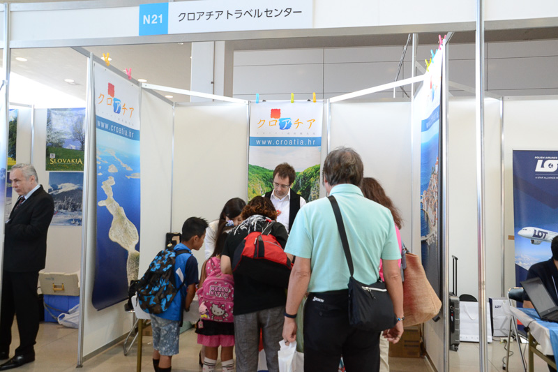 木製のおもちゃや名産品、多くのユネスコ世界遺産などを紹介しながら観光PRを行なっていた