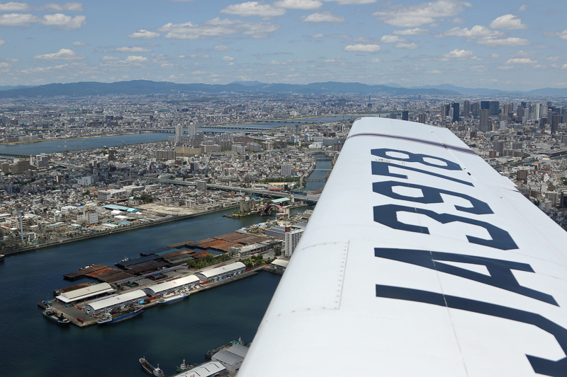 あべのハルカス、大阪市の中心部、淀川の河口付近を望みながら、西宮市の南海上に向かう