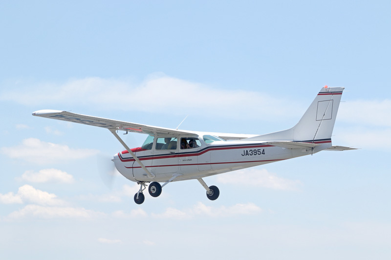 撮影機は高翼で痛飛行機は低翼のため、撮影機より低い位置を維持する