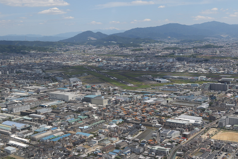 八尾空港。撮影機が着陸する間、大きく旋回して間隔を広げる