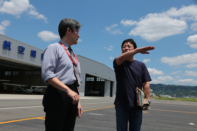 空撮のルート、撮影機との位置関係、緊急時の対応などを確認する船場氏