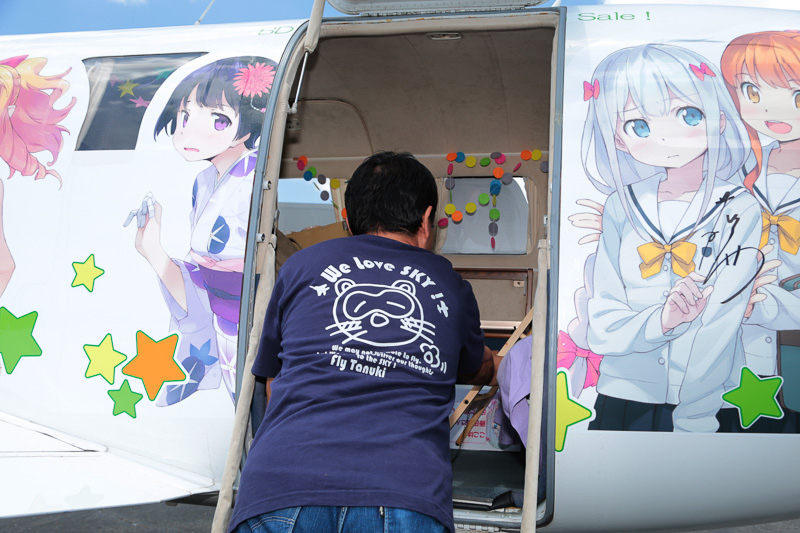 PA-46型機（マリブ）のドアは胴体中央左側にある。撮影用に機内を整えてもらった。船場氏はオリジナルTシャツを着用