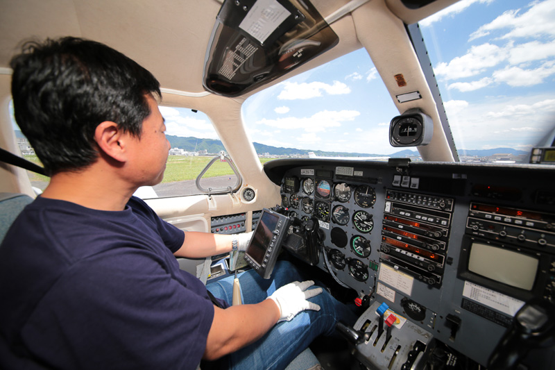 タキシング（地上を移動）。走行中は操縦桿は使わない