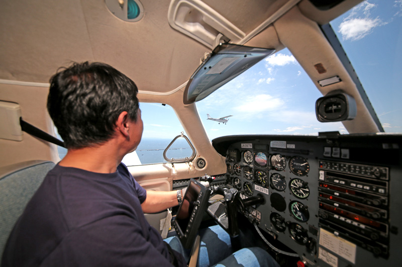 撮影機に追いつく。撮影機のパイロットからの無線指示で左旋回し、撮影開始