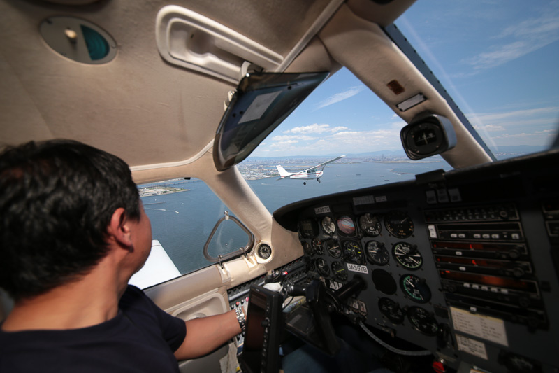 撮影機に追いつく。撮影機のパイロットからの無線指示で左旋回し、撮影開始