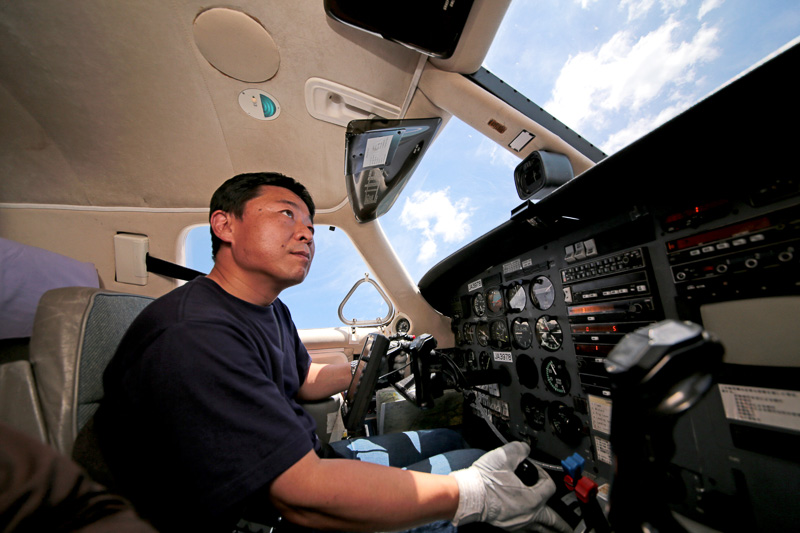 撮影機は高翼で痛飛行機は低翼のため、撮影機より低い位置を維持する