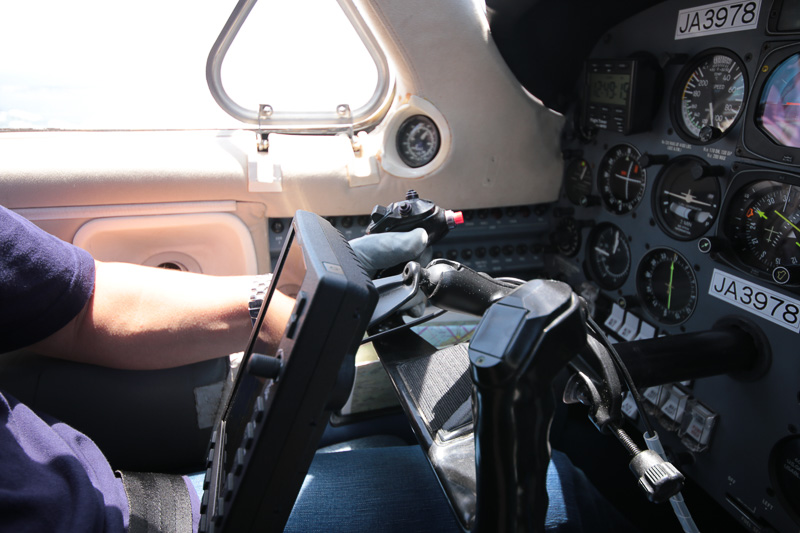 遅いセスナに合わせるため、エンジン出力を絞る。機内はときおり速度低下の警報が鳴っていた