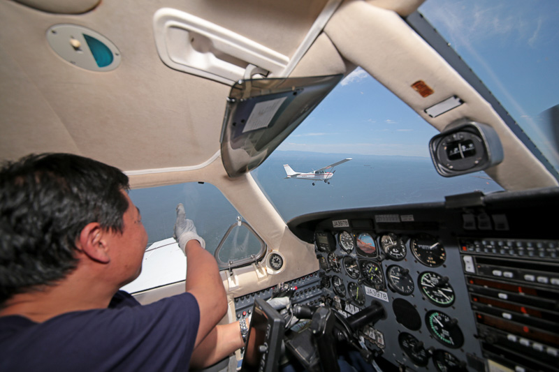 カメラマンからの撮影終了の合図に、ハンドシグナルで答える船場氏