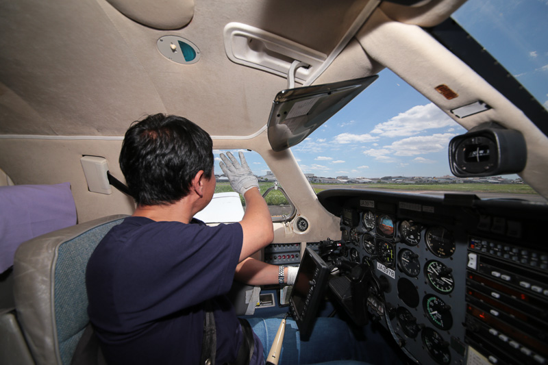 地上に戻ると、笑顔でギャラリーたちへ手を船場氏