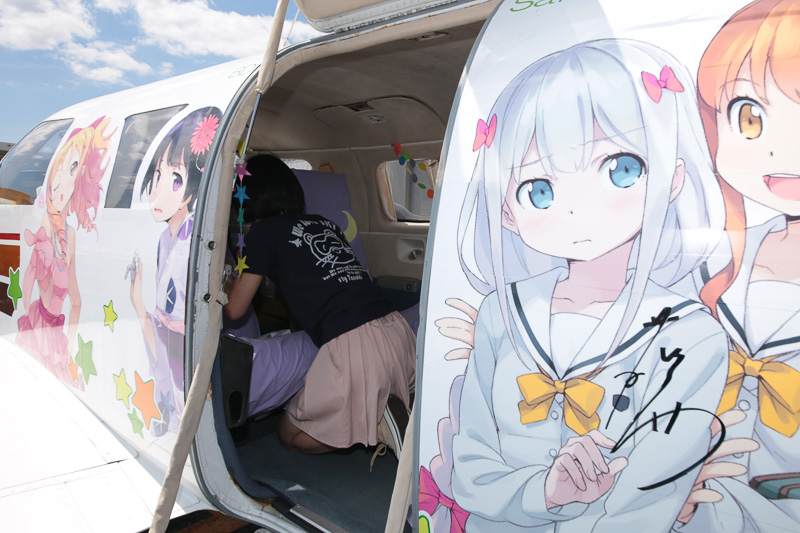 PA-46型機（マリブ）のドアは胴体中央左側にある。撮影用に機内を整えてもらった。船場氏はオリジナルTシャツを着用