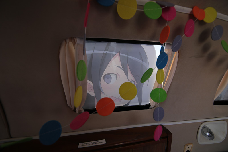 一部の窓はキャラクターのステッカーで覆われている。機内を覗かれているようだ