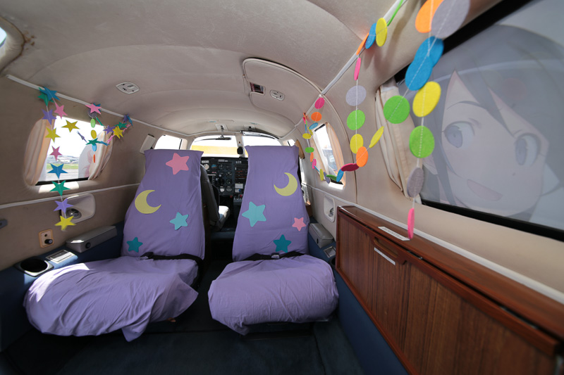 機内後方から前方を見る。PA-46 マリブは6人乗りで、コクピットに2席、客席は向かい合わせに計4席