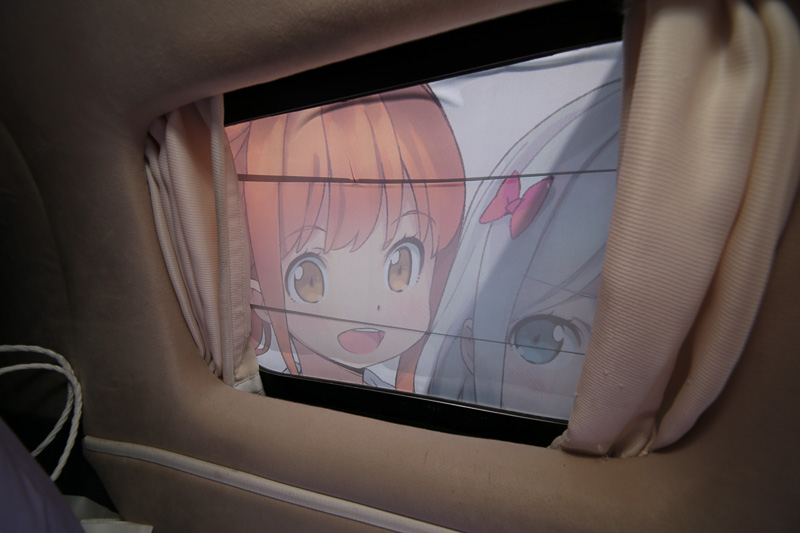 一部の窓はキャラクターのステッカーで覆われている。機内を覗かれているようだ