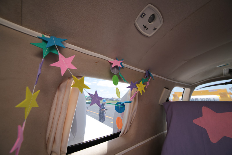 頭に紗霧のリボンをつけた近藤氏。内装はすべて彼女の手作り