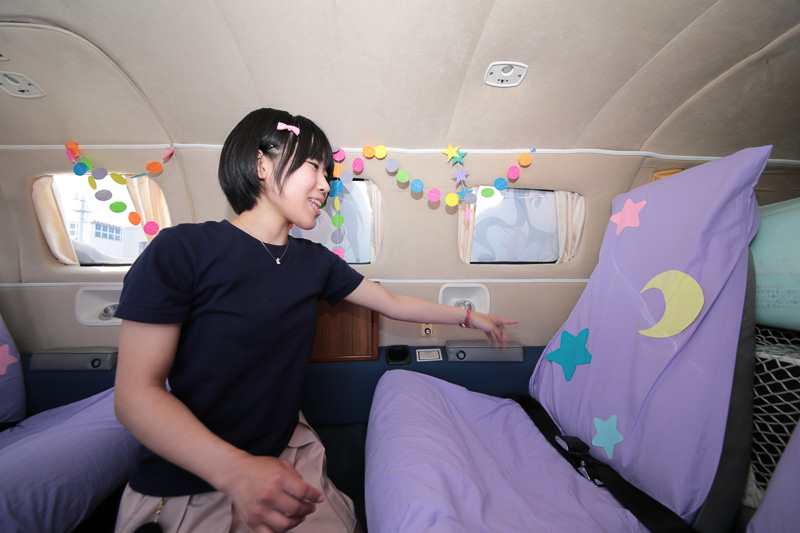 「紗霧ちゃんのお布団のイメージで仕上げました」と説明する、インテリア担当の近藤瑞紀氏
